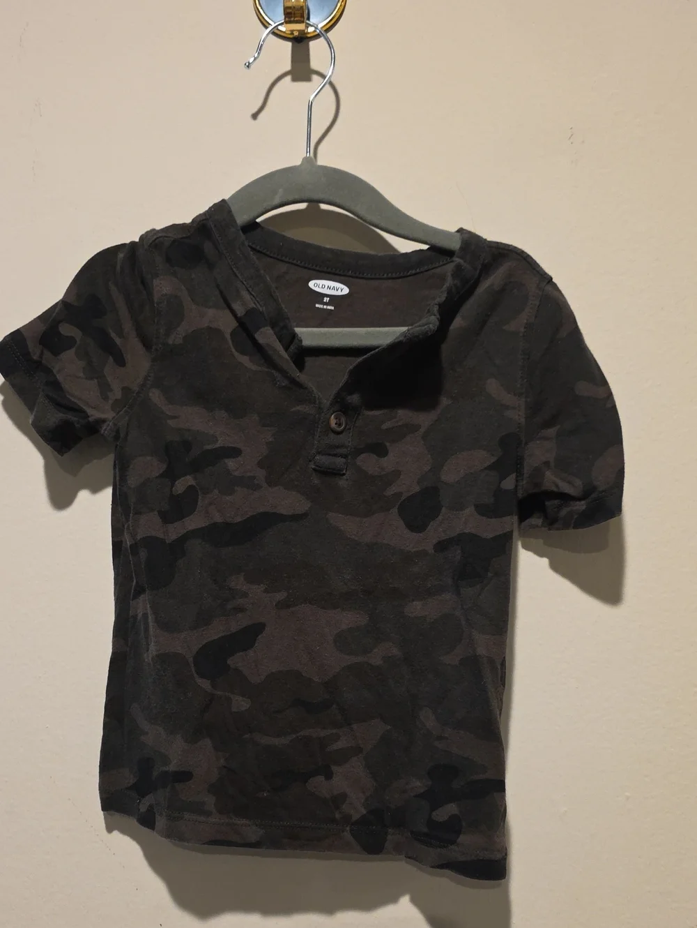 Old Navy Black & Charcoal Camo Short Sleeve Henley Tee 2t